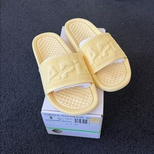 NWT APL Techloom Slide buttercream/mellow/speckle size 8 women’s